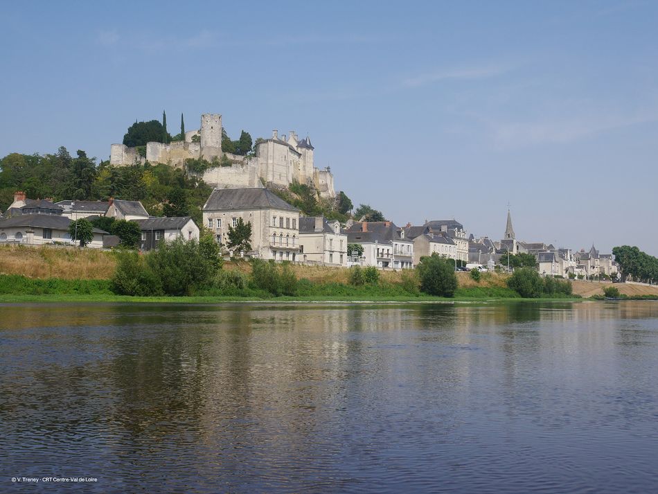 Vue depuis la Vienne sur la ville de Chinon