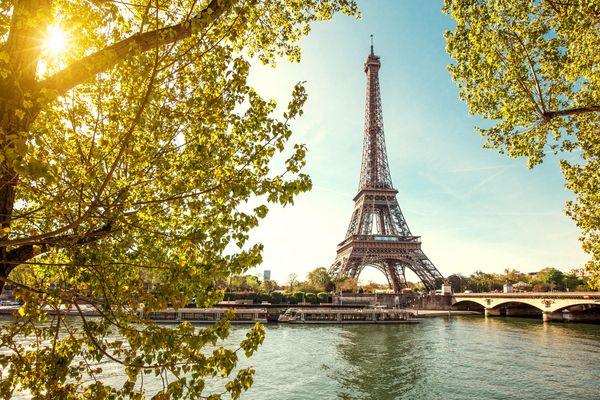 Vue depuis la Seine sur la Tour Eiffel