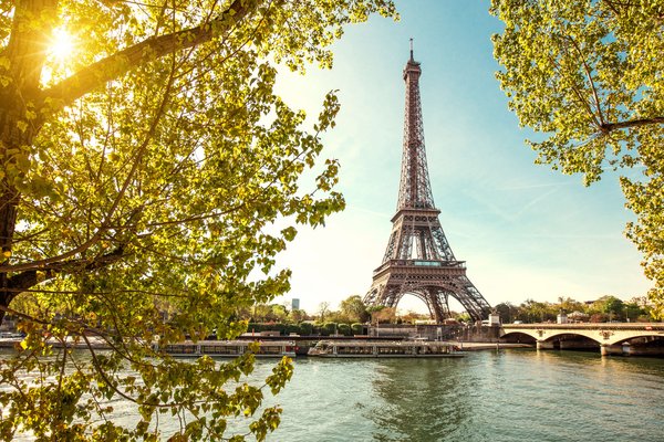Vue depuis la Seine sur la Tour Eiffel