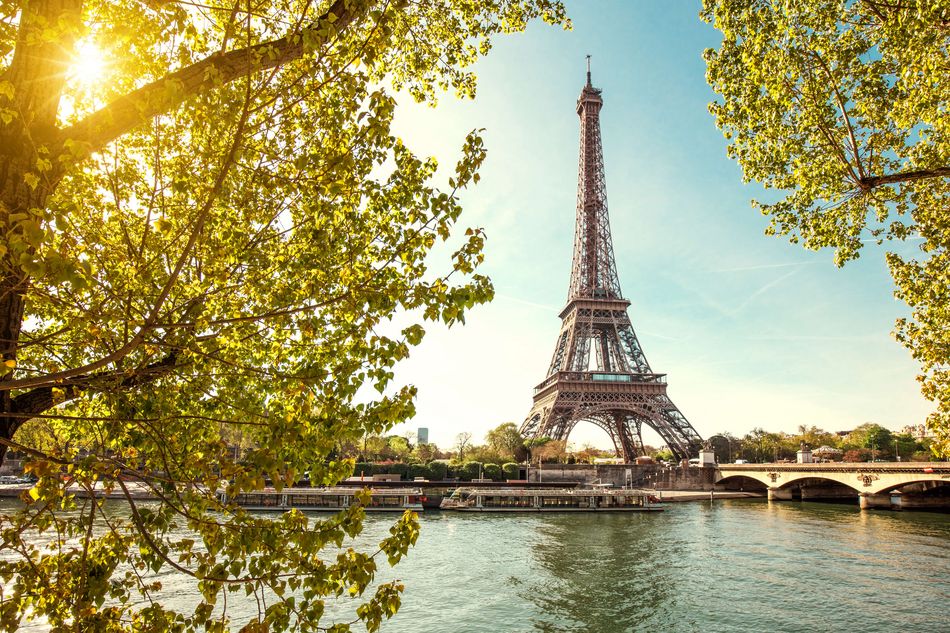 Vue depuis la Seine sur la Tour Eiffel