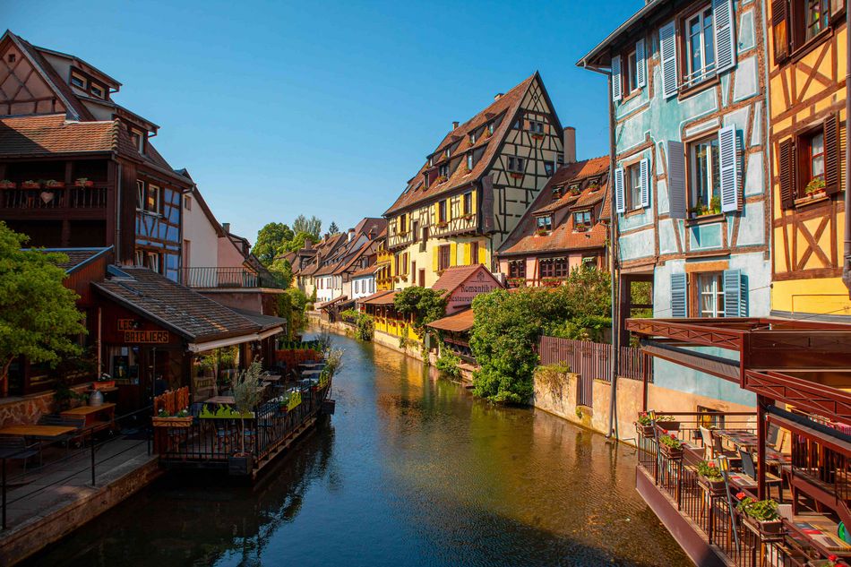 Le Rhin passant entre les maisons traditionnelles à colombages à Strasbourg