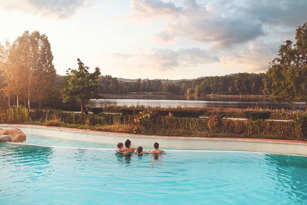 Une famille avec deux enfants sont dans l'Aqua Mundo et contemple le Lac d'Ailette