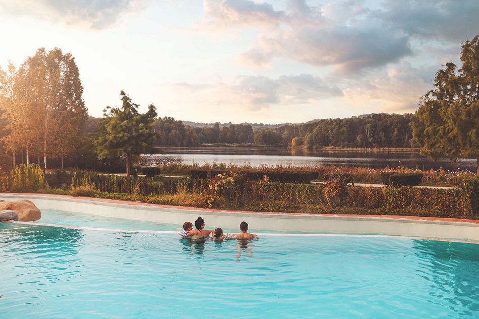 Une famille avec deux enfants sont dans l'Aqua Mundo et contemple le Lac d'Ailette