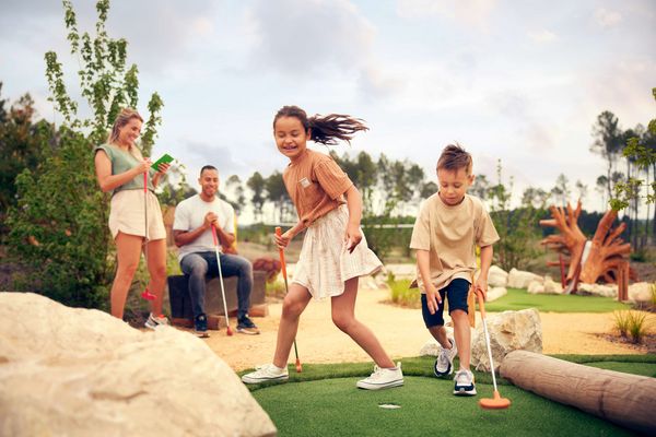Une famille joue au mini-golf dans un Center Parcs 