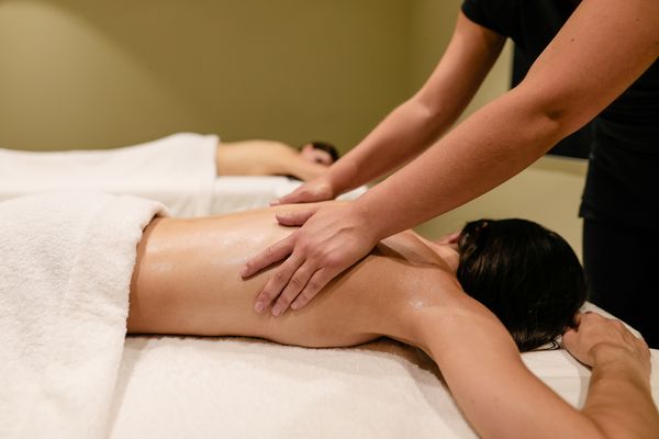 Massage relaxant en duo dans un spa bien-être en Normandie, parfait pour un séjour romantique en juillet