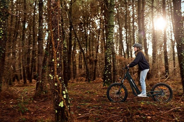 Une fille qui fait du vélo dans la fôret