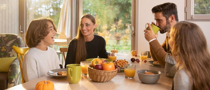 Petit déjeuner dans cottage avec famille