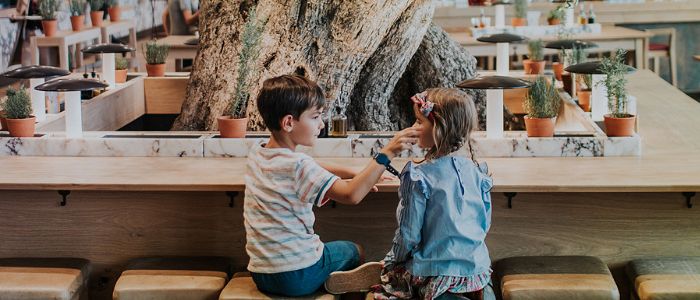 Des enfants jouent ensemble en attendant le déjeuner