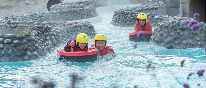 Une famille s'amuse dans l'Aqua Speed dans La Rivière sauvage