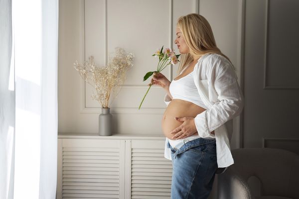 <a href="https://fr.freepik.com/photos-gratuite/vue-laterale-femme-enceinte-passant-du-temps-interieur_61277175.htm">Image de freepik</a>