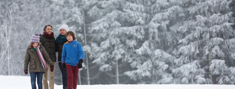 balade sous la neige en hiver en famille