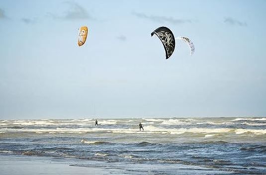 kite surfing 