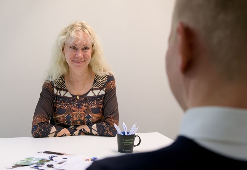 Susanna Ijäs juttelemassa yhdessä puolisonsa Juhan kanssa.