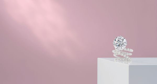 當代珠寶設計師 Feng J 以珍貴鑽石為富藝斯秋拍創造獨一無二的 「鑽石之泉」戒指。