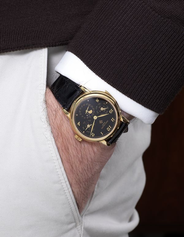 富藝斯鐘錶春季拍賣「名錶薈萃：香港 XIV」舉行在即，當中亮點為一枚百達翡麗，型號3974腕錶，備特殊「Calatrava」標誌黑色亮漆面錶盤。