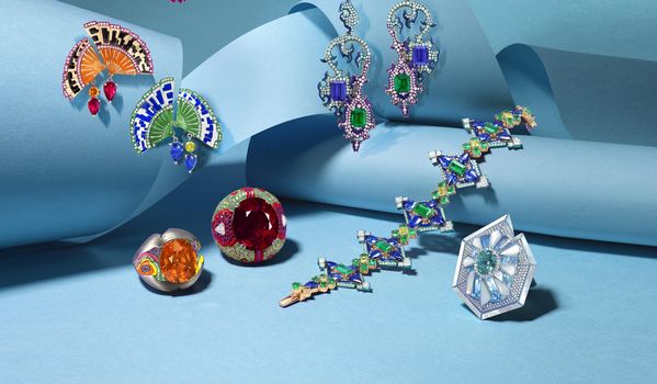 香港珠寶設計師Austy Lee以大膽而迷幻的風格打響名號，結合罕見寶石和雕塑般的獨創線條於首飾之中，一系列全新作品在今季珠寶拍賣中亮相。