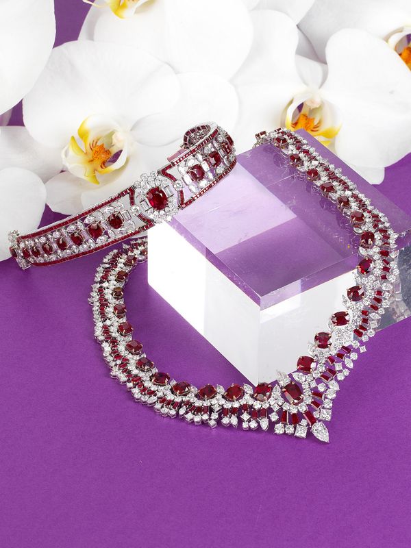 精選本次珠寶和翡翠春季拍賣的紅寶首飾，不論哪種場合都能閃耀全場。