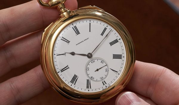 Philippe Dufour commercialized his first pocket watch in 1982, a grande et petite sonnerie built for Audemars Piguet and sold by Asprey London. Forty years after its debut, the Philippe Dufour for Audemars Piguet Grande et Petite Sonnerie Pocket Watch No.1 returns to center stage as part of Geneva Watch Auction: XVII. Our Senior Editorial Manager takes an in-depth look at what makes it so special in this feature story. 