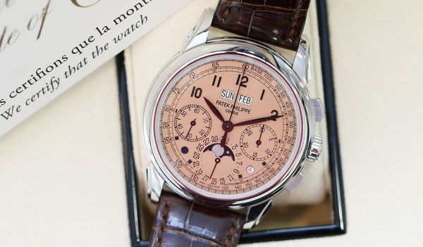 「Salmon」錶盤風靡全球，但它並非新事。香港《Revolution》鐘錶雜誌數碼媒體編輯Kevin Cureau透過富藝斯《名錶薈萃─香港X》拍品，記載這款錶盤顏色在二十世紀和二十一世紀製錶業的地位。