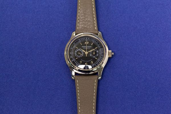 已故製錶師羅杰．杜彼（Roger Dubuis）的一生曲折離奇，教人著迷，而他創立的同名品牌如今已被納入歷峰集團。