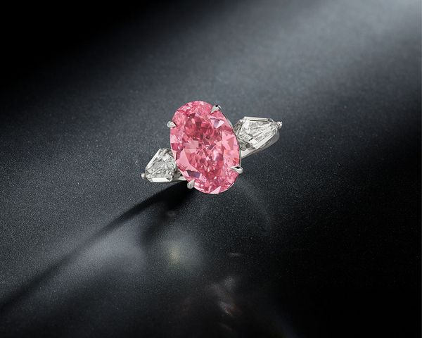 Fancy Vivid Pink diamond ring