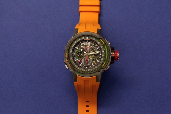 當Richard Mille推出首款手錶型號RM 001 「Tourbillon」展示了精雕細密的複雜機械裝置，配合好動用家的生活方式。而Mille亦嘗試過多種形狀的錶殻，以及融合賽車之外的領域於設計當中，正如這枚型號RM 39-01「Automatic Winding Flyback Chronograph Aviation」一樣。