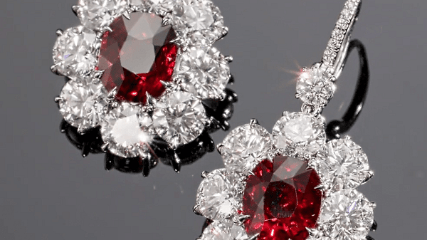 本季珠寶拍賣由一對瑰豔非凡的「緬甸鴿血紅」紅寶石配鑽石耳環和一顆絕美的橢圓形D色無瑕鑽石領銜。