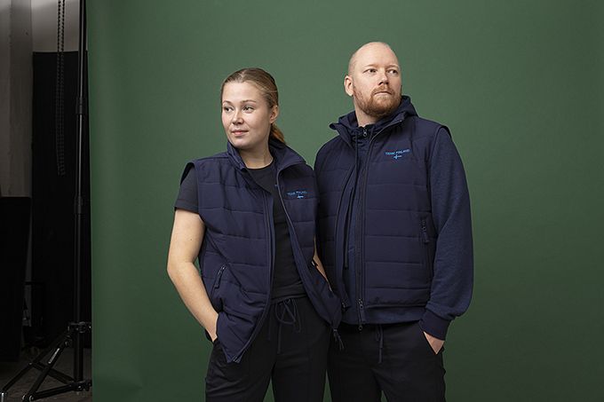 Anni Peräkylä ja Mikko Kaukonen pukeutuneena kisamallistoon