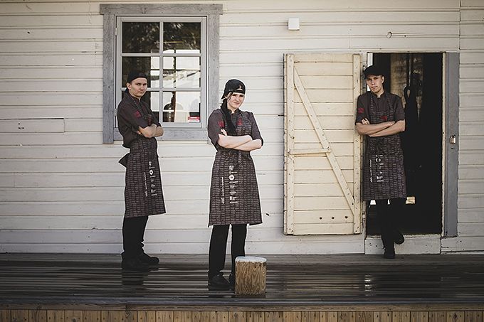Roni Seppälä, Teresa Laaksonen ja Juhani Niinijärvi, Turun ammatti-instituutin ravintola- ja catering-alan kolmannen vuoden opiskelijat: ”Oli hienoa päästä tapahtumaan mukaan seuraamaan alan ammattilaisten työskentelyä. Pelkästään näkemällä oppii paljon. Hyvän työasun ominaisuudet ovat kestävyys, mukavuus ja istuvuus. Plussaa on, jos housuissa on taskuja. Vaatteet eivät saa kiristää tai tuntua epämukavilta. Parasta on, jos vaatteita ei edes tunne, kun ne ovat päällä. Medantan kokintakki on sopivan reilu, käsillä on helppo työskennellä ja on kiva, kun hihat ovat lyhyet.”