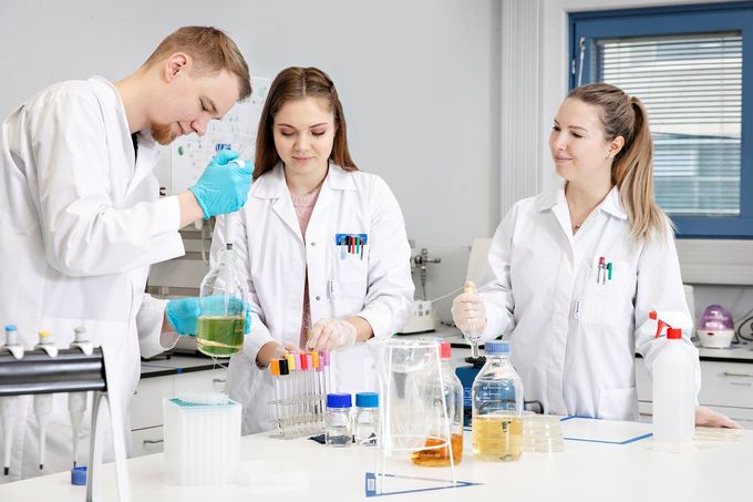  Antti Tuhkala, Veronika Konstantinova ja Agnes Kirsanova pitävät mikrobiologian haasteellisuudesta. ”Kun viljellään eläviä mikrobeja, testin edistyminen on aina arvaamatonta. Tulos ei ole kiinni yhdestä kerrasta, vaan se pitää pystyä tekemään toistettavasti uudestaan ja uudestaan.” 
