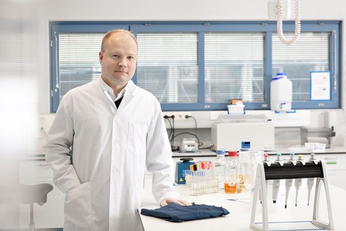 Jarmo Palm kertoo, että Medantan kanssa on sovittu jo tutkimusyhteistyön jatkosta. ”Projekti meni hyvin maaliin, sillä pystyimme todistamaan, että tietyt tekstiilit toimivat selvästi mikrobeja vähentävästi. Ensi kerralla testaamme kankaita mahdollisesti toisella vaihtoehtoisella menetelmällä ja lisäämme testeihin uusia bakteerilajeja.” 