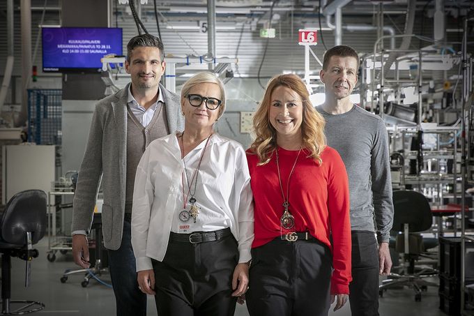 Italialainen tekstiilialan edelläkävijä, tekstiili-insinööri Matteo Vallarsa (vas.) auttaa Medantaa löytämään vastuullisimpia alan innovaatioita ja kestävimpiä tuotantotapoja. ”Medanta on kevyiden työvaatteiden valmistajana maailman kärjessä antimikrobisella osaamisellaan ja kunnianhimoisella tuotekehityksellään. Älyvaatteet ovat tästä erinomainen esimerkki.” Hän tutustui Suunnon tehtaaseen Taina Steinerin ja Anu Kivelän kanssa Kimmo Pernun opastuksella