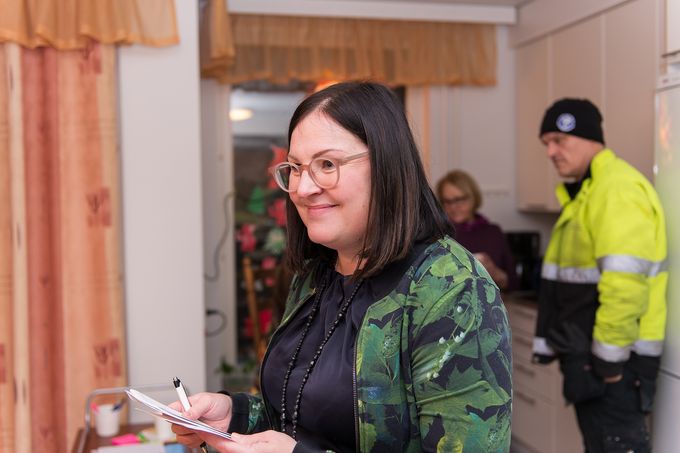 ”Usein olen ennen kaikkea viestinvälittäjä. Kuuntelen asiakkaiden huolet ja vien asian eteenpäin jollekin toiselle taholle”