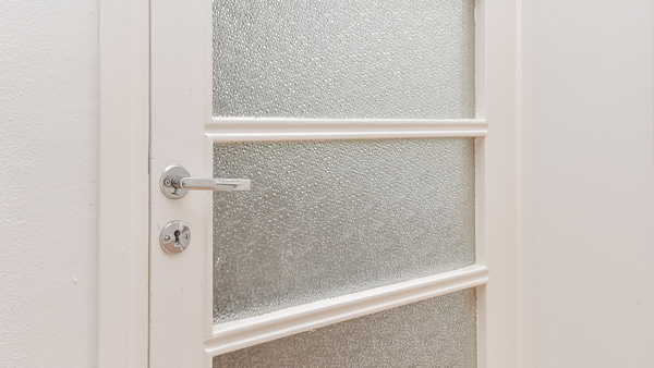 30-luvun tyylinen valkoinen ovi, jossa on lasi-ikkunat.