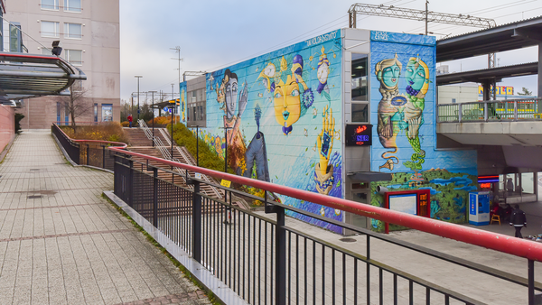 Myyrmäen juna-asema ja värikäs graffititeos aseman seinällä.