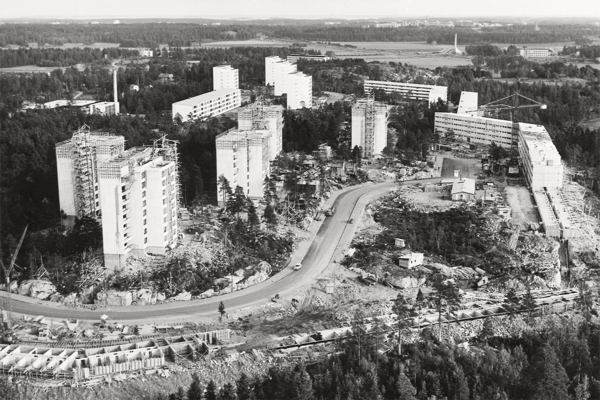 Arkistokuva Pihlajamäestä 60-luvulta. Mustavalkoinen, kuvassa paljon luontoa ja keskellä valkoisia tornitaloja ja lamellitaloja sekä rakennustyömaa.