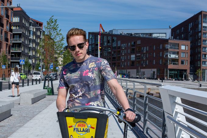 Kalasatamassa asuva Mikael käyttää Whimiä sujuvasti
